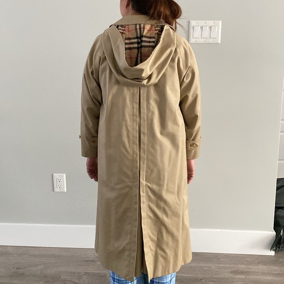 Burberrys trench coat - Picture 5 of 13